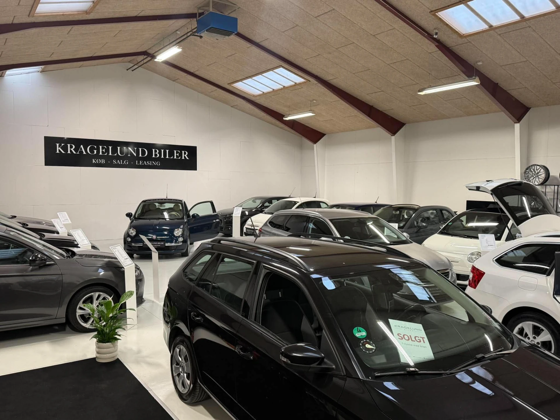 Biler i hallen hos Kragelund Biler
