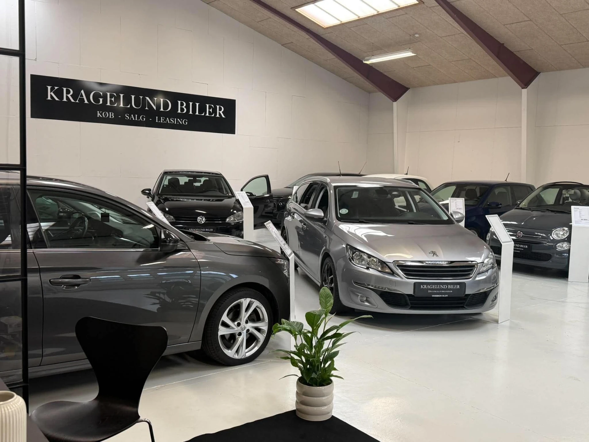Showroom hos Kragelund Biler