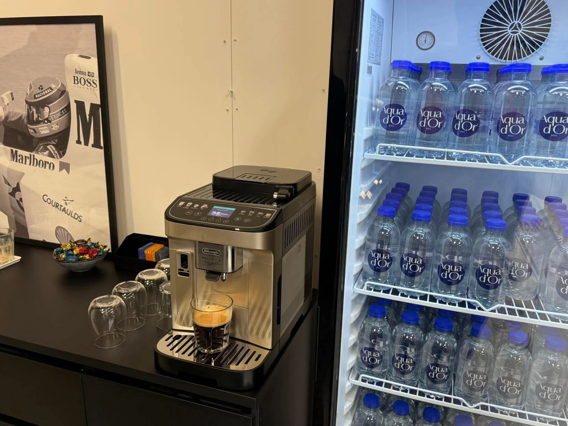 Kaffemaskine og slik i kundekontoret hos Kragelund Biler i Havdrup